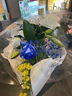 シックに仕上げたお祝いの花束