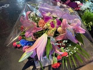 古希のお祝いの花束とコンサートへの造花で仕上げた花束13日